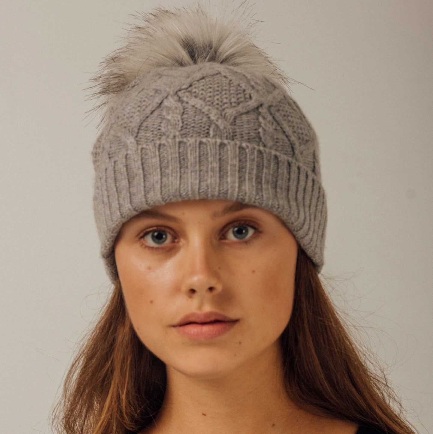 Gray cashmere hat with pompom