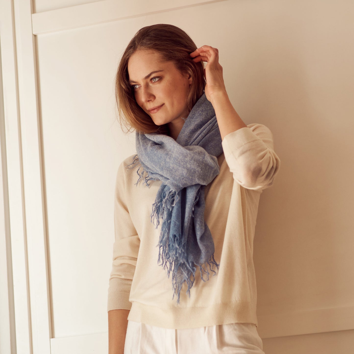 fular de cashmere fino con flecos azul desgastado