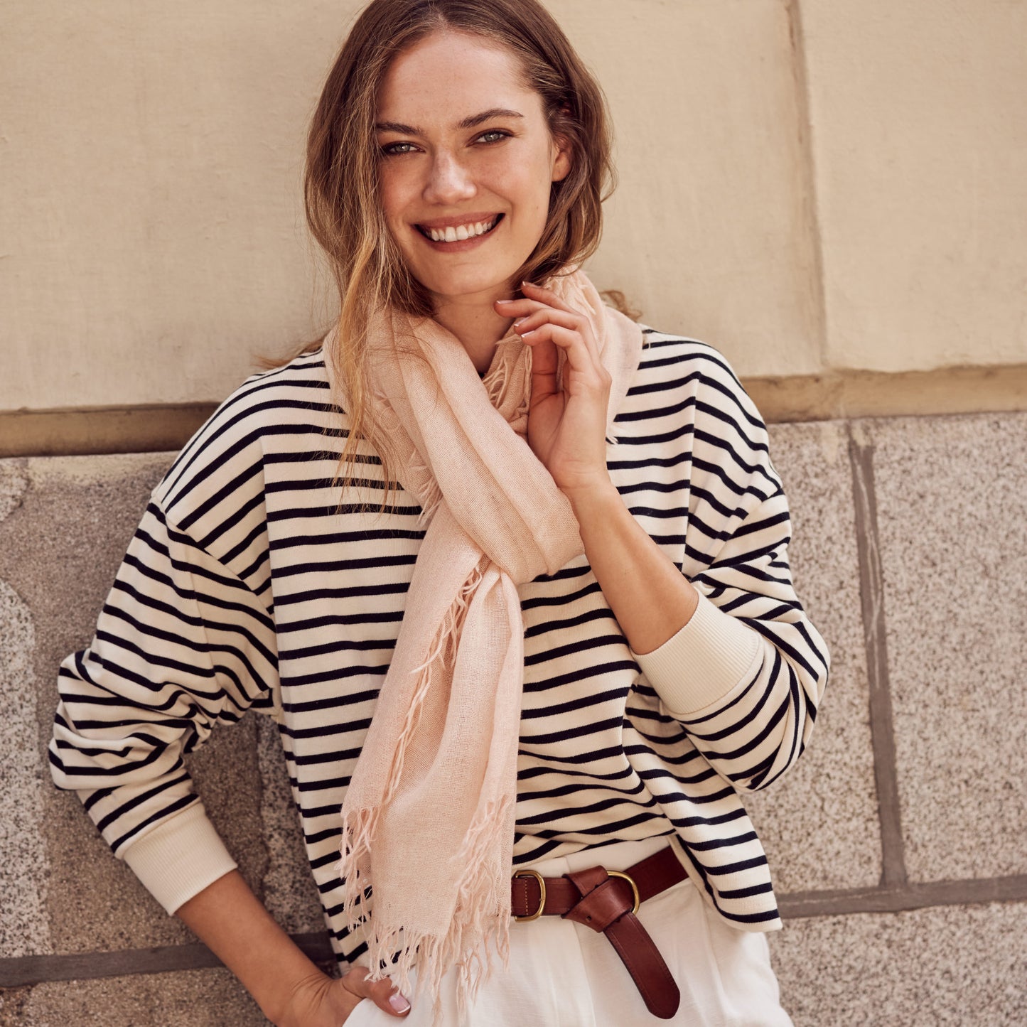 fular de cashmere fino con flecos rosa empolvado