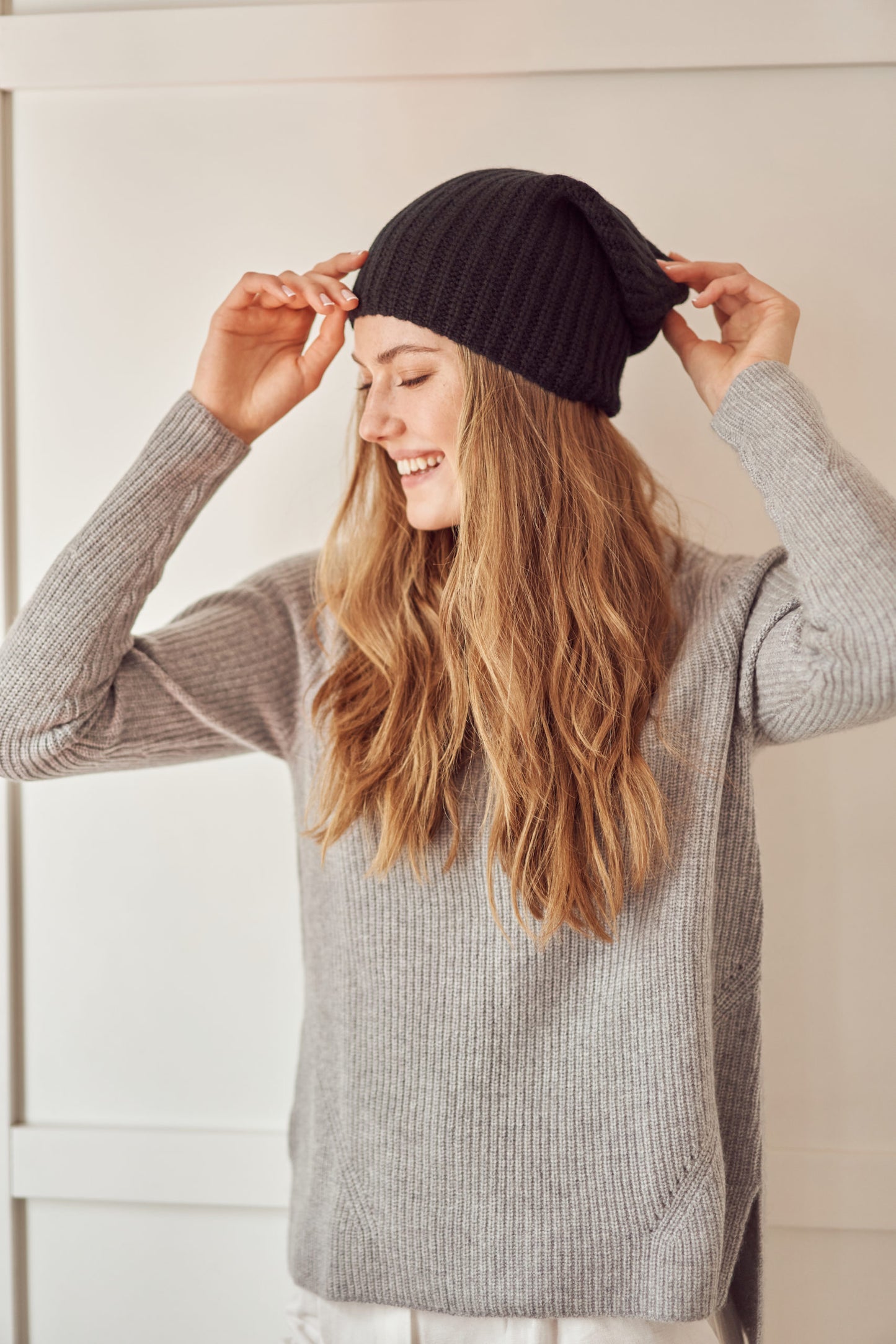 Black ribbed cashmere hat