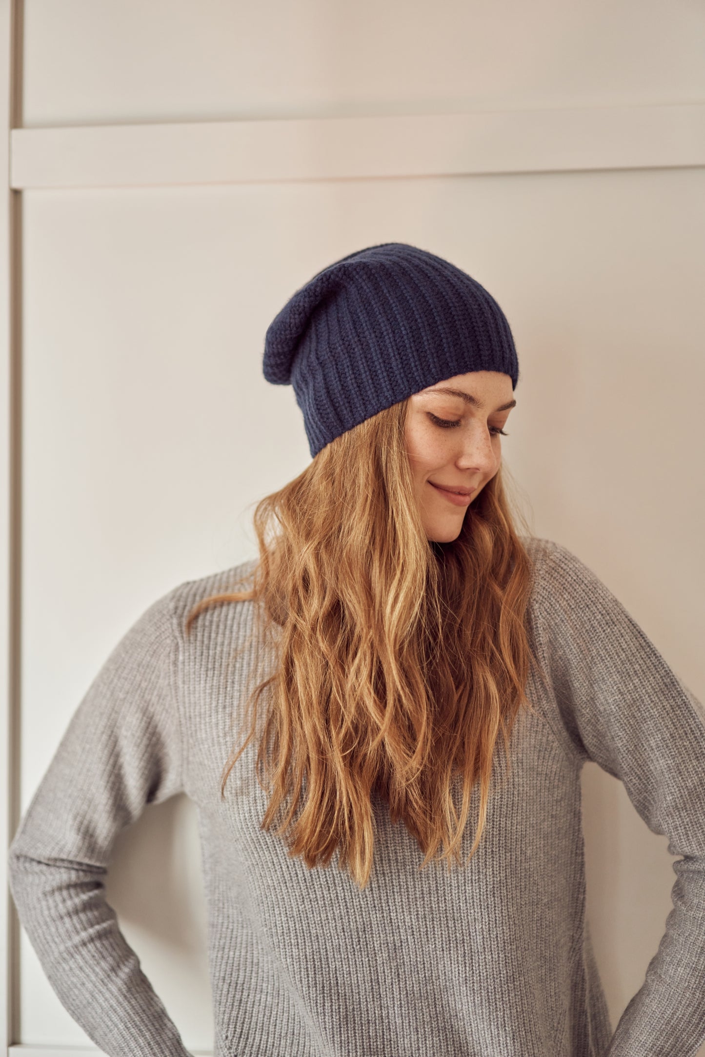 Navy blue ribbed cashmere beanie