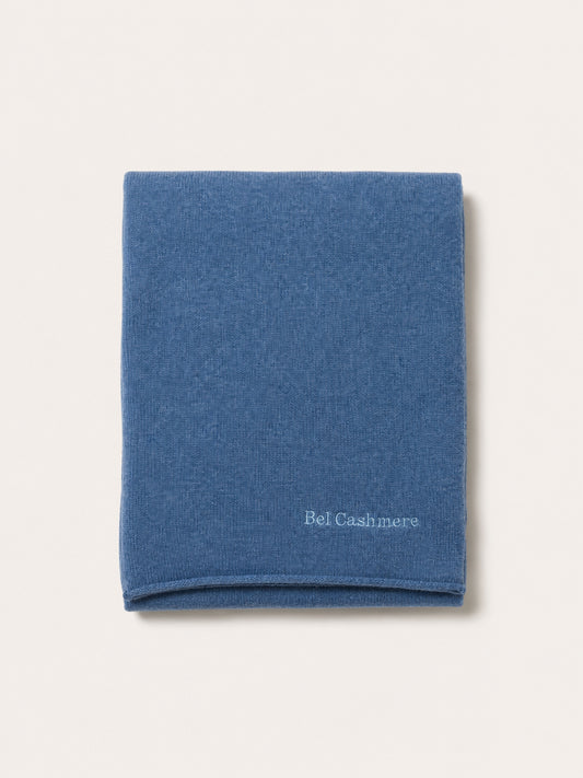 Blauer Schal mit grober Masche