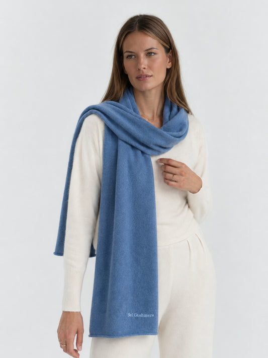 Blauer Schal mit grober Masche