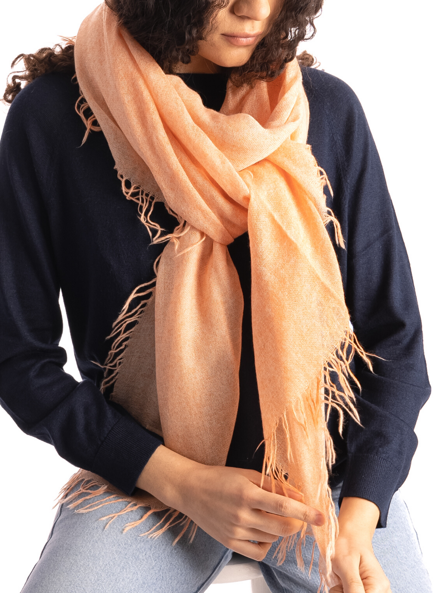 fular de cashmere fino con flecos naranja empolvado