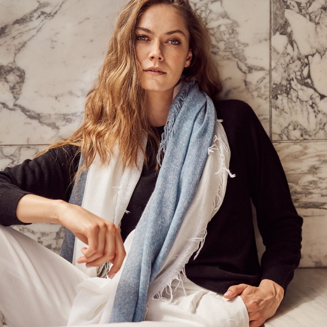 fular de cashmere fino con flecos azul desgastado