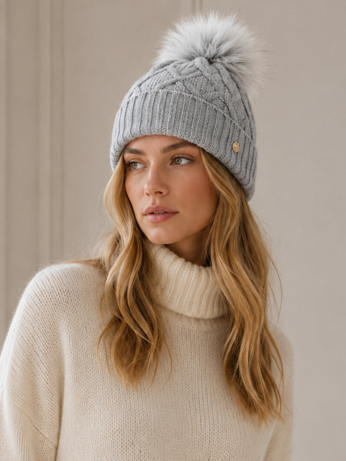 Gray cashmere hat with pompom