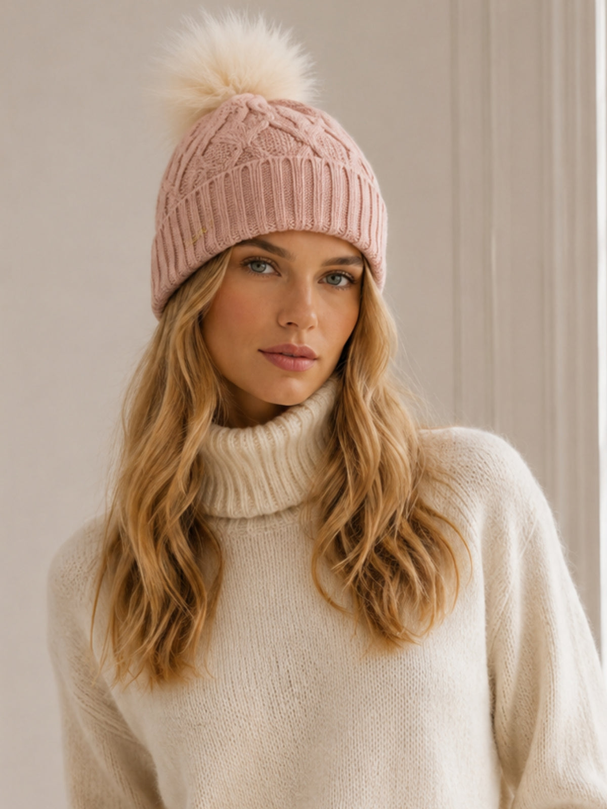 Rosa Kaschmirmütze mit Bommel