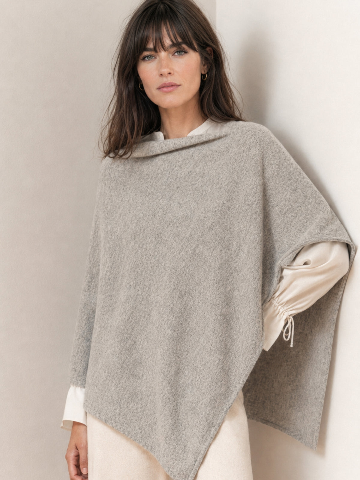 Grauer Kaschmirponcho