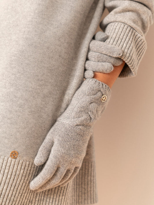 Gray cable-knit cashmere gloves