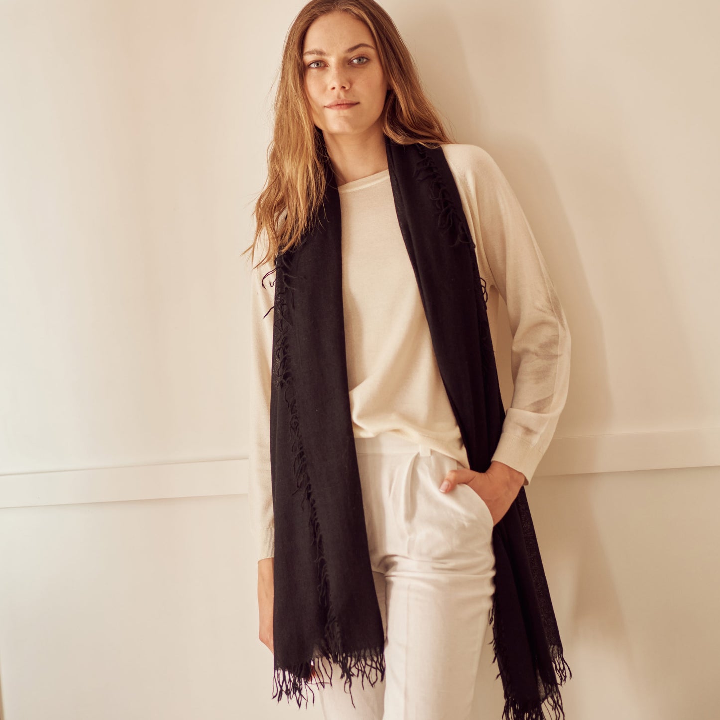 fular de cashmere fino con flecos negro