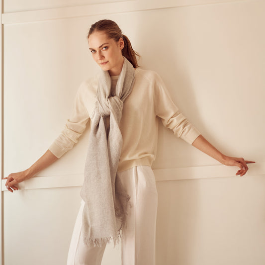 fular de cashmere fino con flecos gris