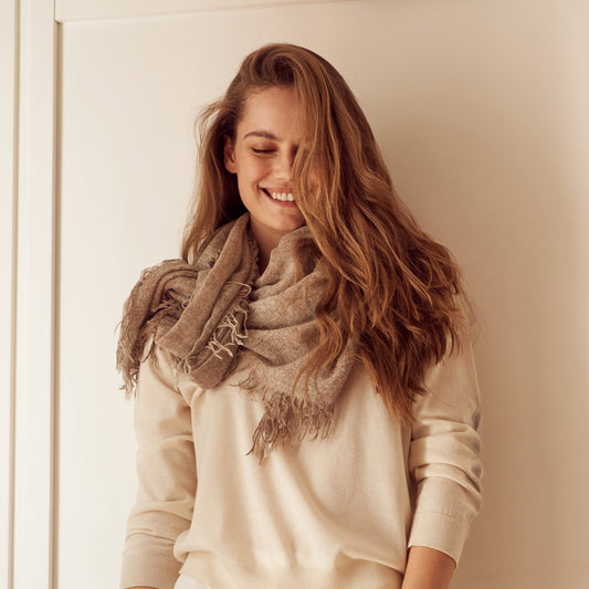 fular de cashmere fino con flecos marrón orgánico