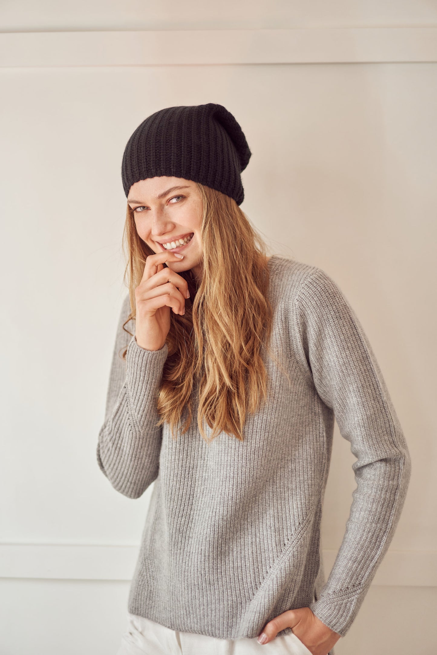 Black ribbed cashmere hat