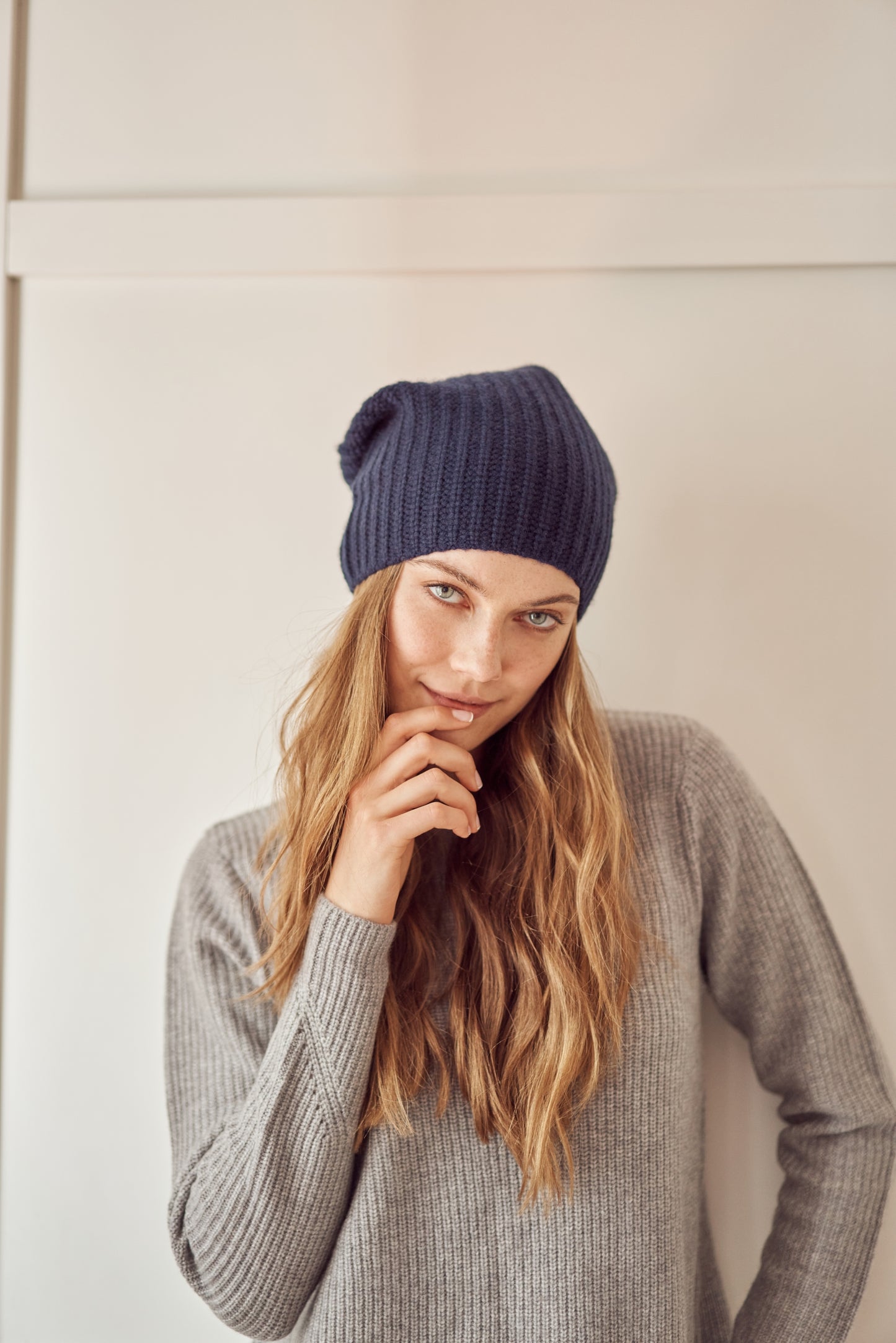 Navy blue ribbed cashmere beanie