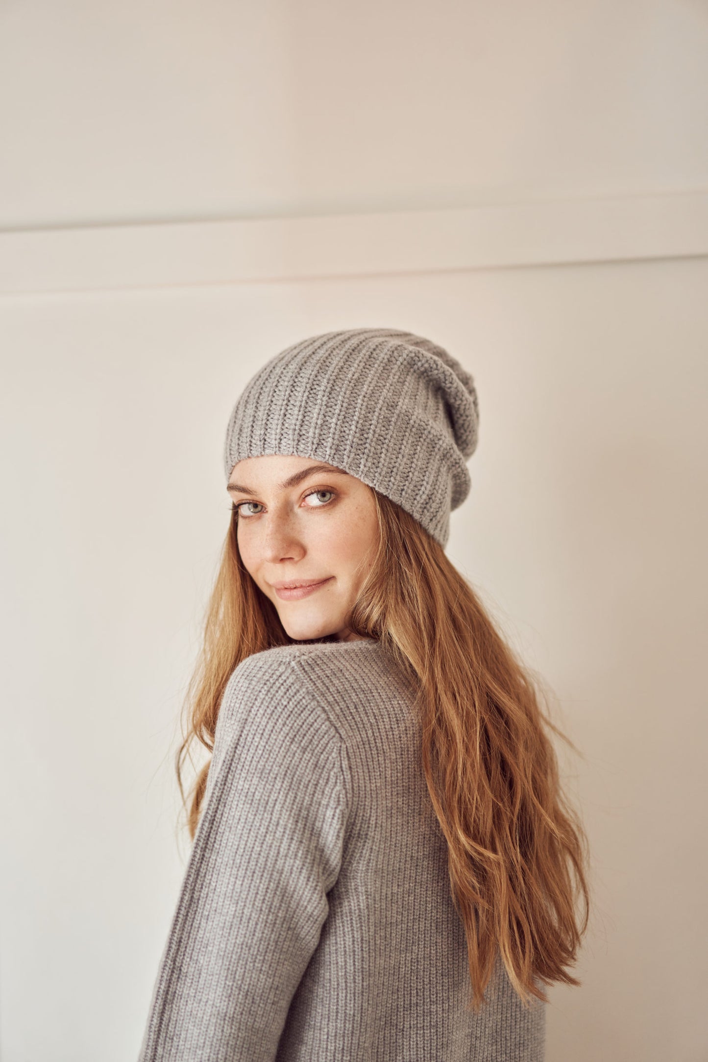 Gray ribbed cashmere hat
