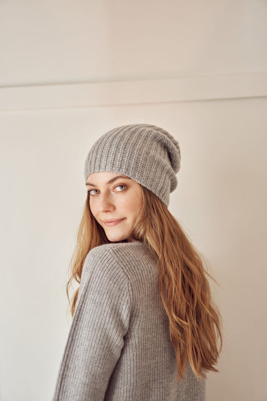 Gray ribbed cashmere hat