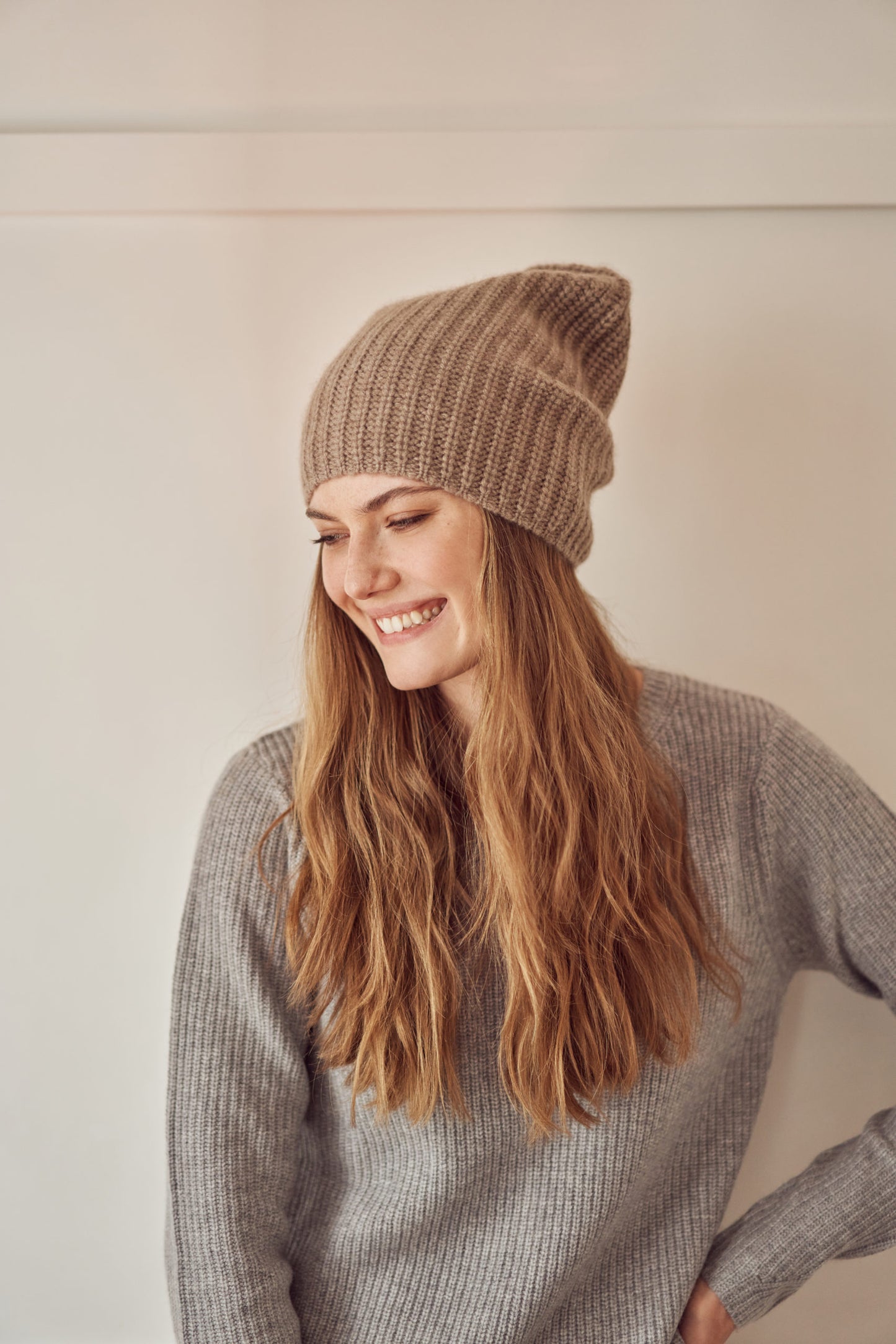 Organic brown ribbed cashmere beanie