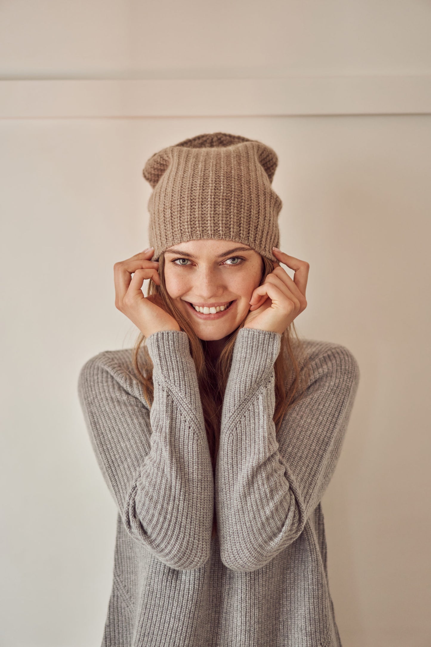 Organic brown ribbed cashmere beanie