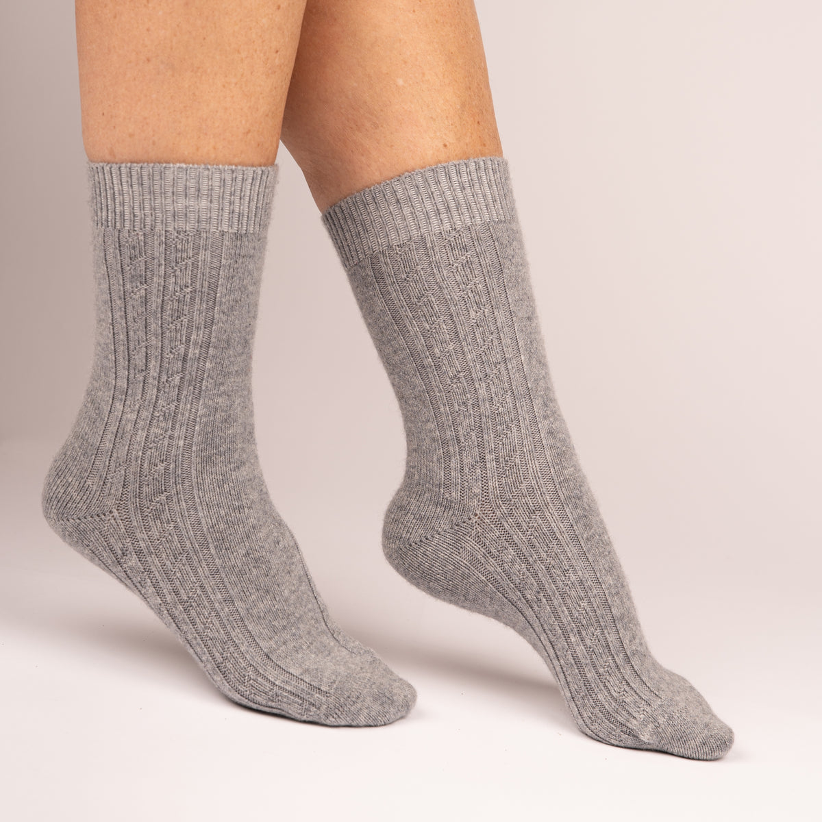 Graue Kaschmirsocken mit Zopfmuster