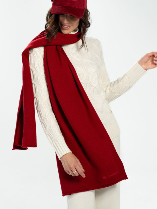 Large maroon knit scarf
