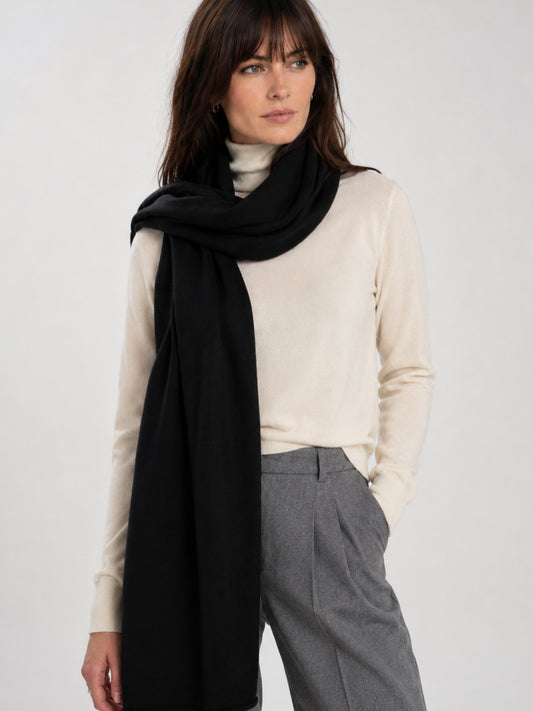 Großer schwarzer Strickschal