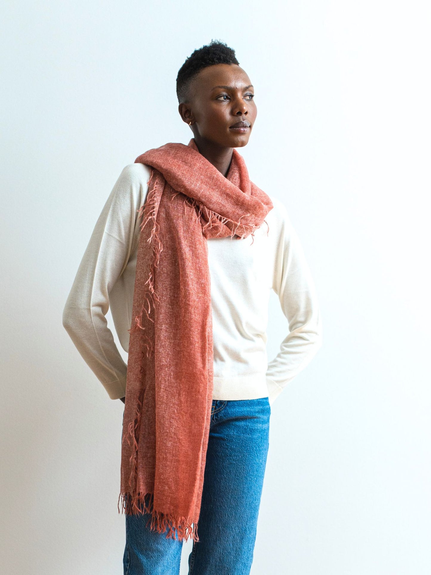 fular de cashmere fino con flecos rojo mineral