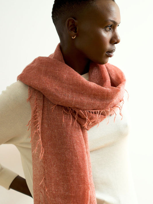 fular de cashmere fino con flecos rojo mineral