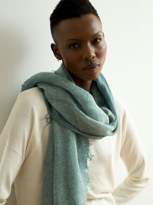 fular de cashmere fino con flecos verde