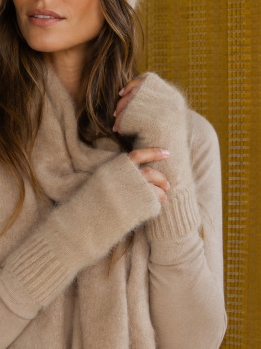 Beige brushed cashmere mittens